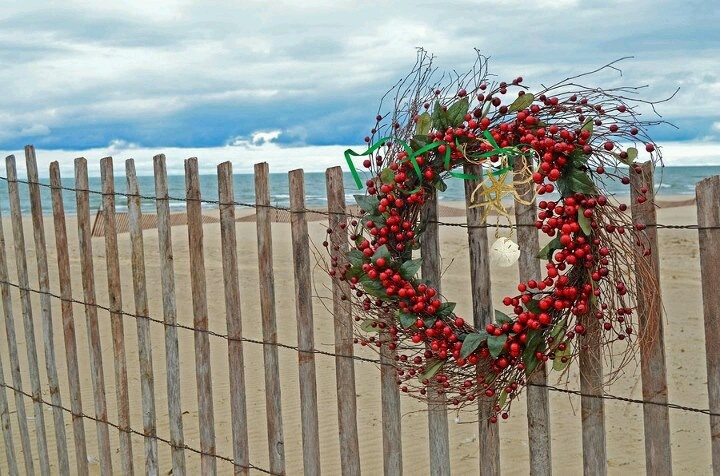 Bring a Holiday wreath as a prop for your Holiday Portraits at the beach in Cancun